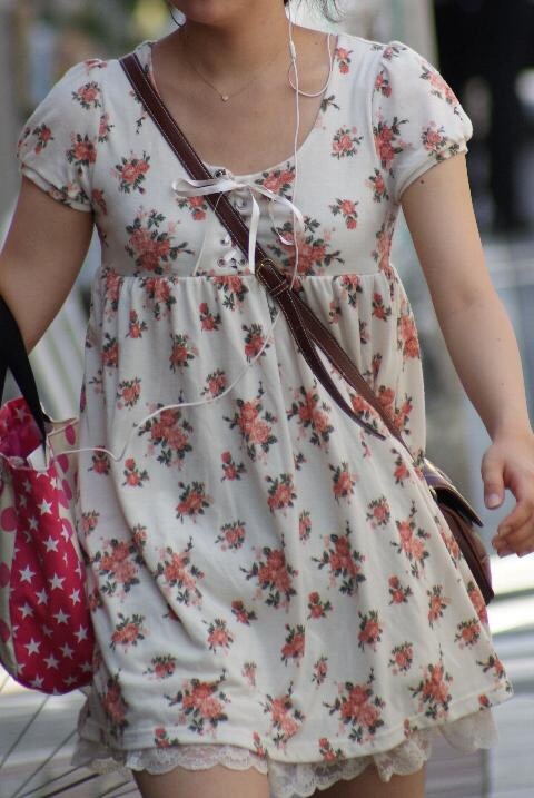 貧乳 おっぱい パイスラ たすき掛け 街撮り エロ画像【26】