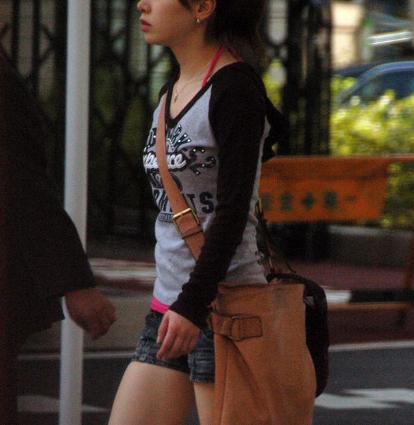 貧乳 おっぱい パイスラ たすき掛け 街撮り エロ画像【35】