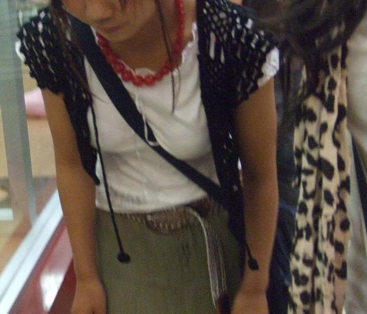 貧乳 おっぱい パイスラ たすき掛け 街撮り エロ画像【42】