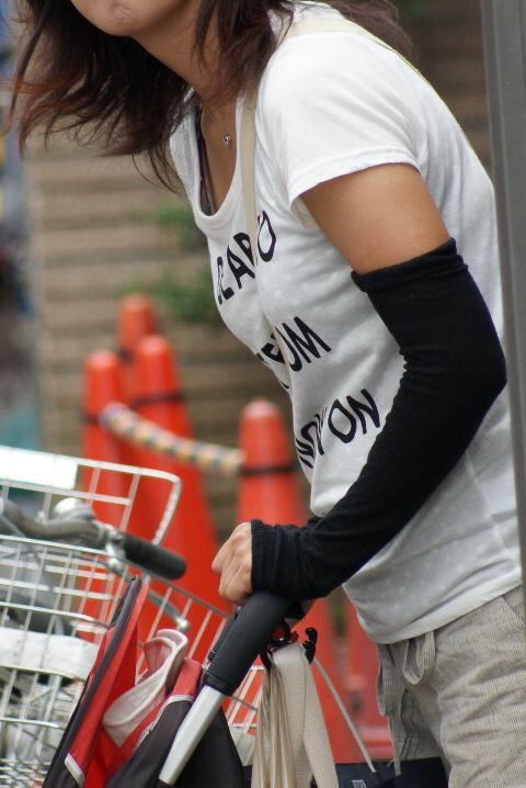 貧乳 おっぱい パイスラ たすき掛け 街撮り エロ画像【44】