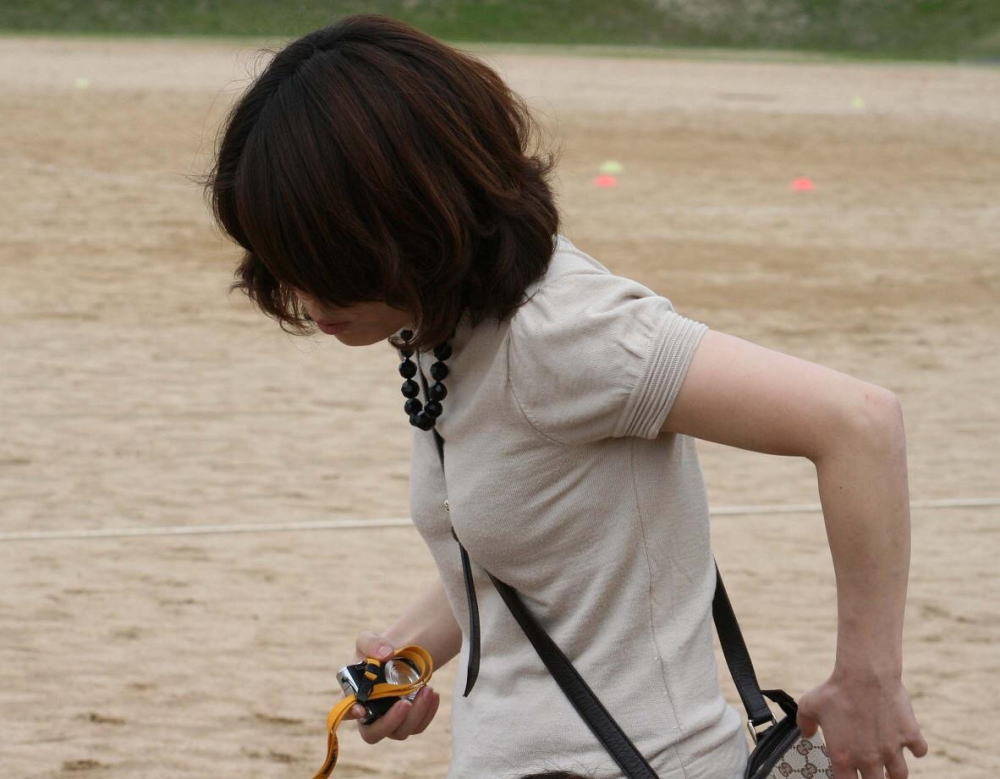 貧乳 おっぱい パイスラ たすき掛け 街撮り エロ画像【46】
