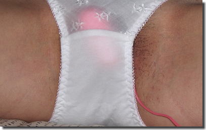 パンツの染みをドアップで見るシミパン接写エロ画像 ①