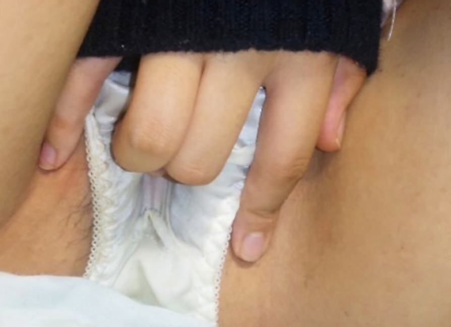 パンツの染みをドアップで見るシミパン接写エロ画像