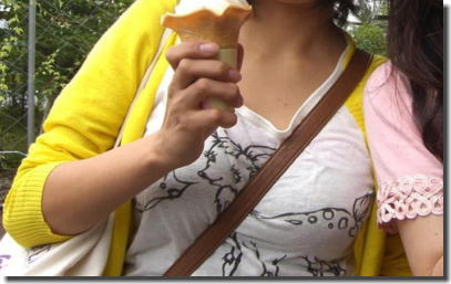 巨乳がパイスラでおっぱいに紐を食い込ませるエロ画像 ③