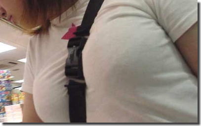 巨乳がパイスラでおっぱいに紐を食い込ませるエロ画像 ④