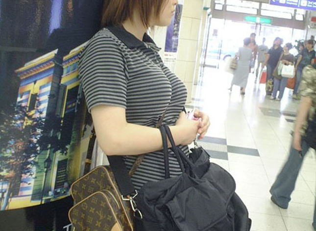巨乳がパイスラでおっぱいに紐を食い込ませるエロ画像