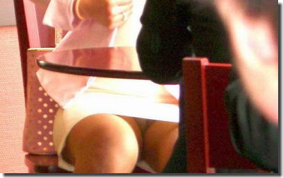 椅子はミニスカのパンチラ率をUPさせるエロ画像 ④