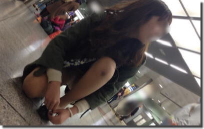 片膝つきパンチラと片膝立てパンチラの比較エロ画像 ③