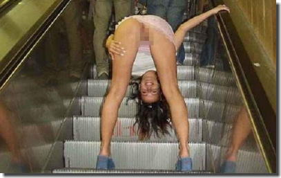 露出狂がエスカレーターに乗ってる外国の野外露出エロ画像 ①
