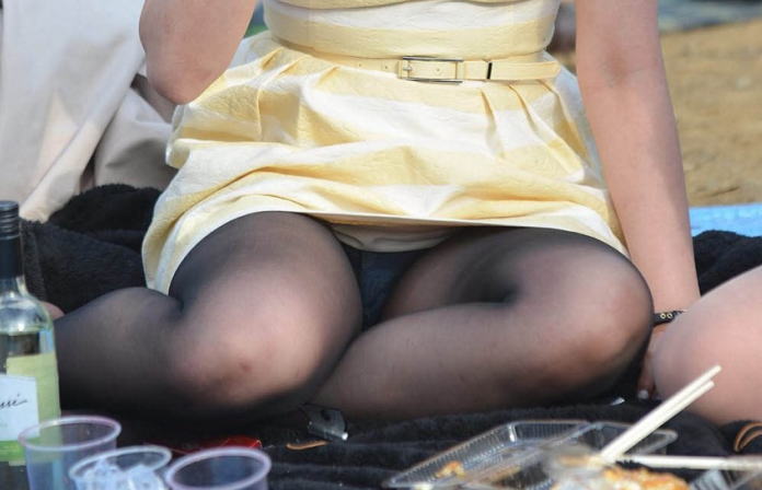 パンツを隠さずにしゃがんだり座ったりする女ｗｗｗｗｗｗｗｗｗｗ