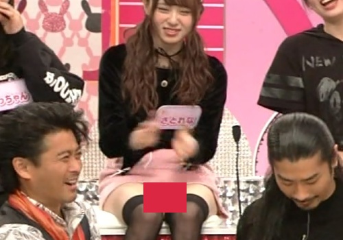 【GIFあり】Rの法則で佐藤麗奈の白いパンツが完全に見えっぱなしパンモロ放送事故！！