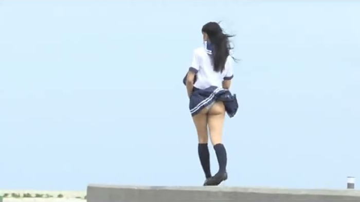 永井がメイキングで生々しい強風パンチラ