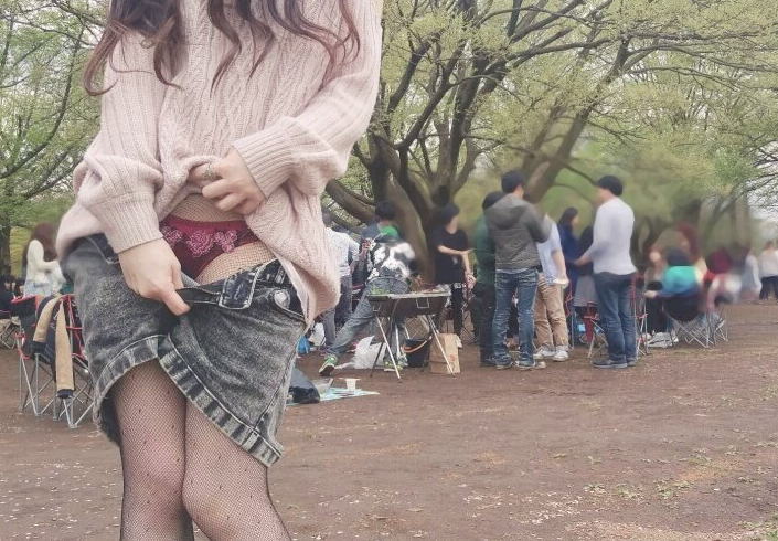 Twitterの自称フリーモデルの女性が花見の会場でパンツを露出ｗｗｗｗｗｗｗｗｗｗ