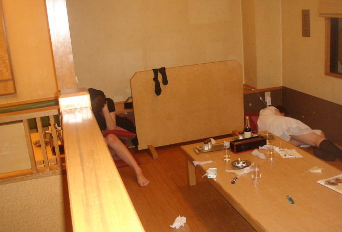 お酒が入って油断しちゃった素人さん達のパンチラ画像