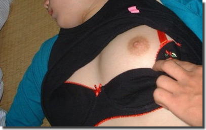 ブラジャーをずらせ！引っ張れ！乳首ポロリなエロ画像 ①