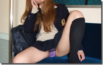 ギャル系JK！パンツを見せる茶髪な学生さんのエロ画像 ③