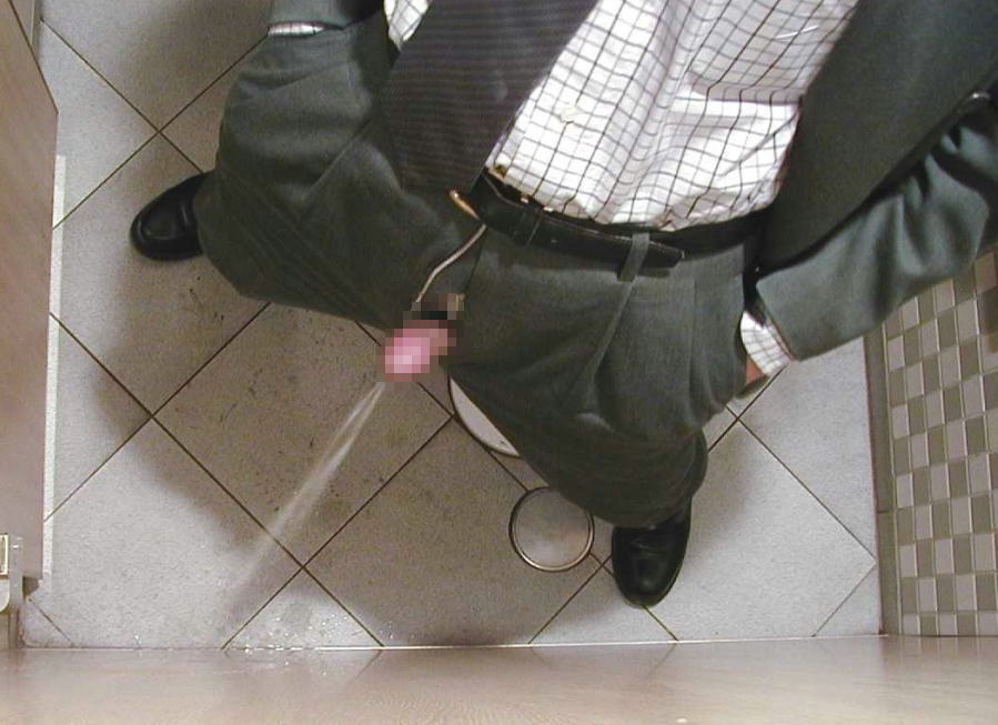 立ちションでおしっこを出す男子の放尿エロ画像