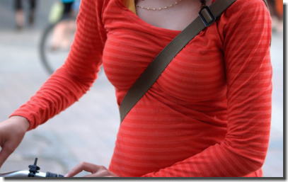着衣巨乳だらけな外国人の街撮りおっぱい画像 ④