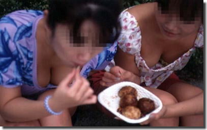 おっぱいの谷間が深い巨乳胸チラ街撮りエロ画像 ④