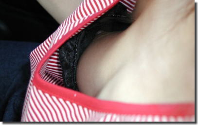 黒ブラジャーで胸チラしているセクシーなブラチラ画像集 ②