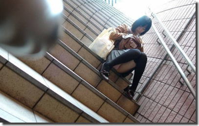 階段で座りパンチラしている段差腰掛けエロ画像 ①