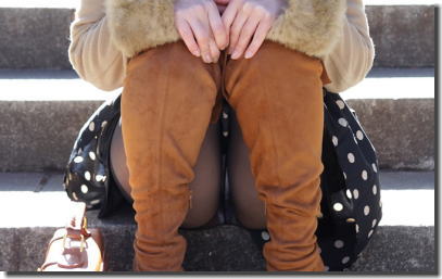 階段で座りパンチラしている段差腰掛けエロ画像 ③