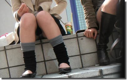 階段で座りパンチラしている段差腰掛けエロ画像 ④