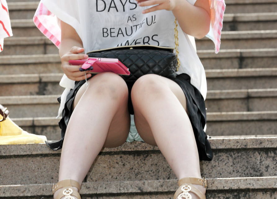 階段で座りパンチラしている段差腰掛けエロ画像