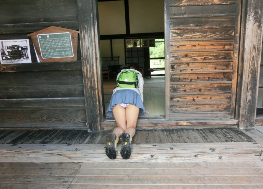 四つん這い女のパンツを後ろから覗くパンチラ画像