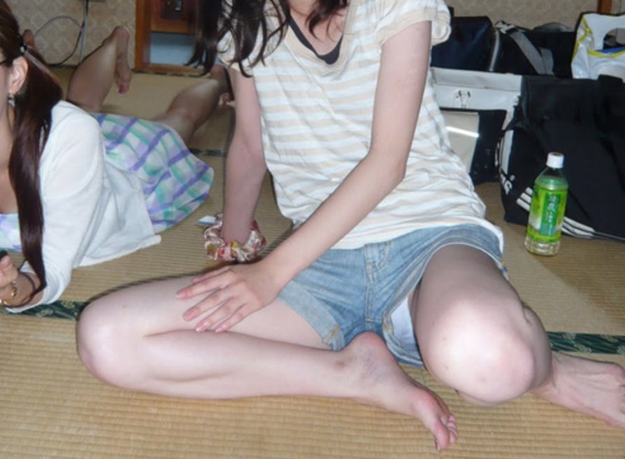 デニムショーパンの隙間にパンツが見えたパンチラ画像集