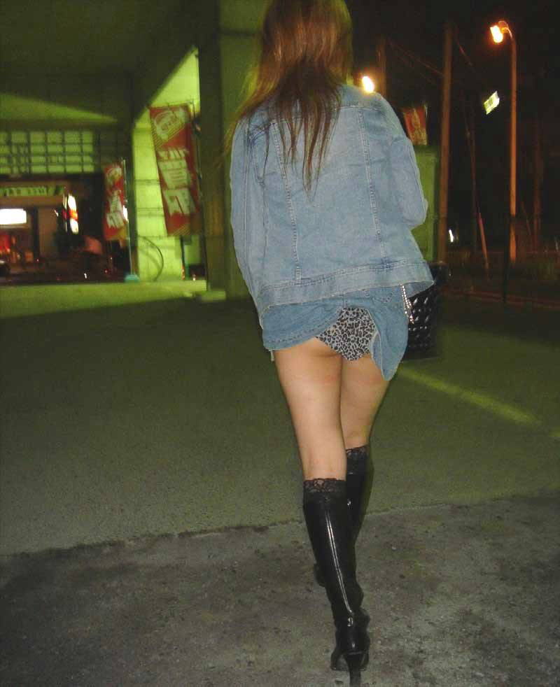 派手 パンツ パンチラ パンモロ エロ画像【35】