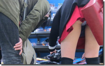 パンチラ必至！ミニスカ前屈みのパンツ丸見えエロ画像 ①