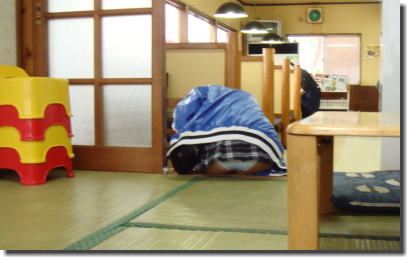パンチラ必至！ミニスカ前屈みのパンツ丸見えエロ画像 ④