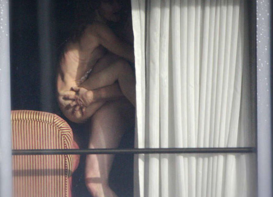 外国人のセックスなどを窓の外から盗撮したエロ画像