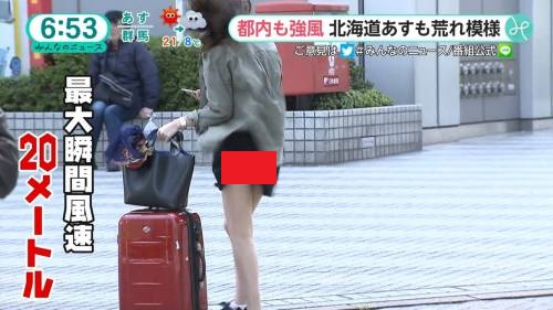 【画像】強風のニュースで街角パンチラ大量放送事故ｗｗｗｗｗｗ