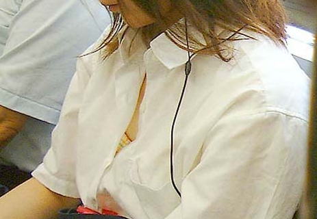 JKが胸チラしているエロ画像まとめ