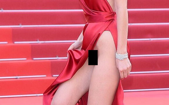 カンヌ映画祭で美人モデル(19)が裸同然のエロドレスで登場！！スカートめくれてモロ出しｗｗｗｗｗｗ