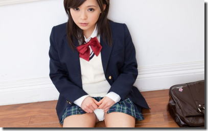 美女がパンツをチラリするスカートたくし上げのエロ画像 ④