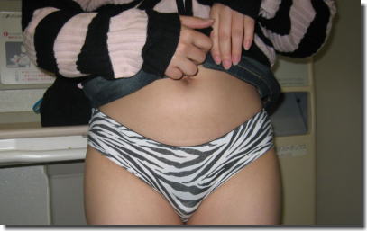 スカート捲ってパンツを見せるたくし上げギャルのエロ画像 ③