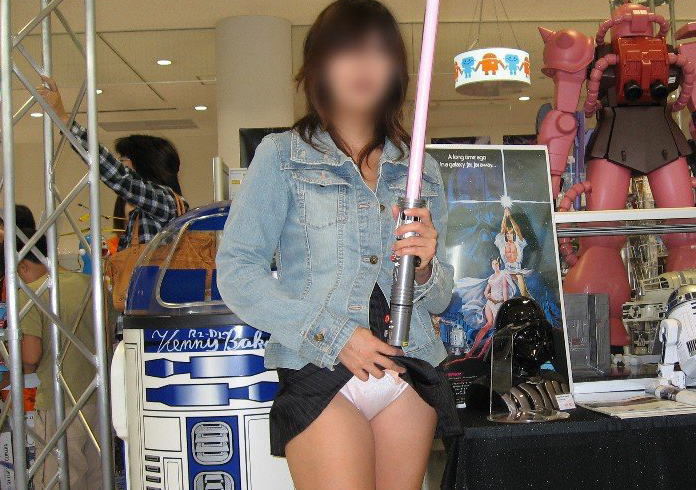 スカート捲ってパンツを見せるたくし上げギャルのエロ画像