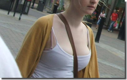 街撮りパイスラ外国人！たすき掛けした貧乳巨乳のエロ画像 ①