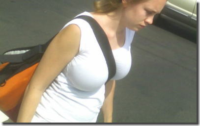 街撮りパイスラ外国人！たすき掛けした貧乳巨乳のエロ画像 ③