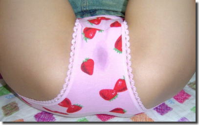 穿いてるパンツのシミがエロい着衣シミパン画像集 ③