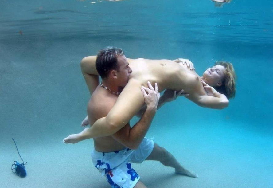 水中クンニがスゴイ！プールや海でマンコ舐めてるエロ画像