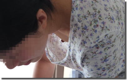 浮きブラノーブラ連発で乳首見放題な家庭内の胸チラ画像 ②