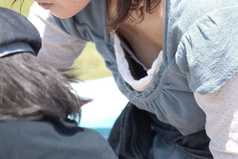 子連れ ママ 胸チラ 街撮り 公園撮り エロ画像【16】