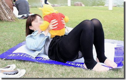 公園・芝生にパンツが溢れる休日のパンチラエロ画像 ④