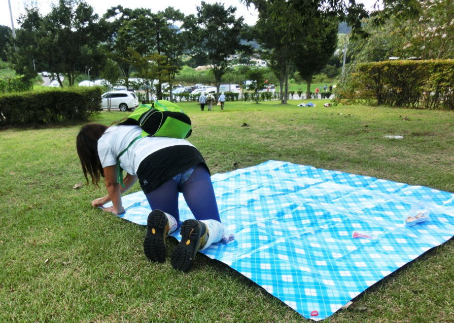 公園・芝生にパンツが溢れる休日のパンチラエロ画像