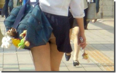 鞄の悪戯パンチラ画像！バッグにスカートが引っ掛かりパンツが見えるハプニング ④