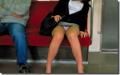 パンツのせいで下車できない電車パンチラ画像集 ②